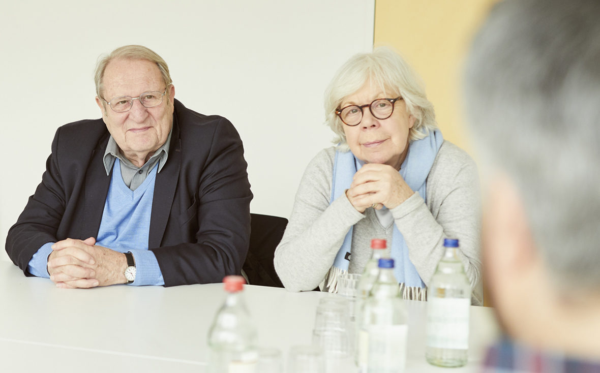 Marlies Paschen, Vorsitzende des Hamburger Vereins Freunde der Kinderklinik, und Theo Froehlich im Gespräch mit einem betroffenen Vater