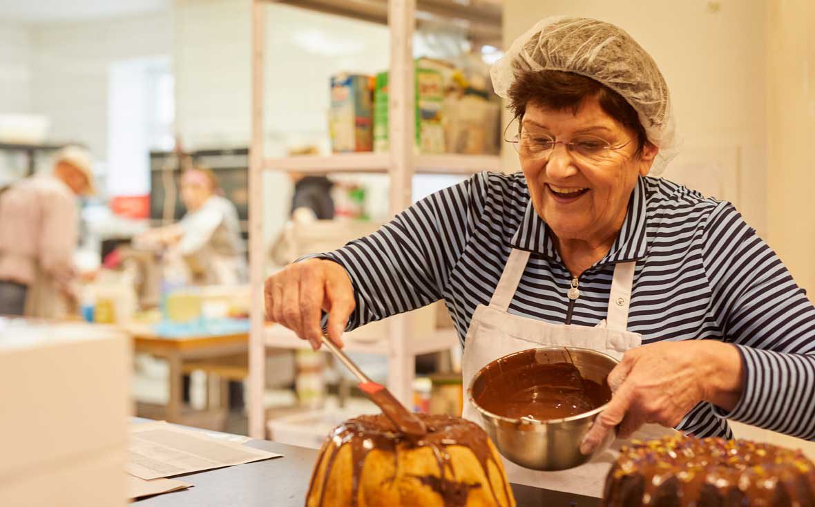 Zu Besuch bei Kuchentratsch: Om Anni dekoriert Kuchen