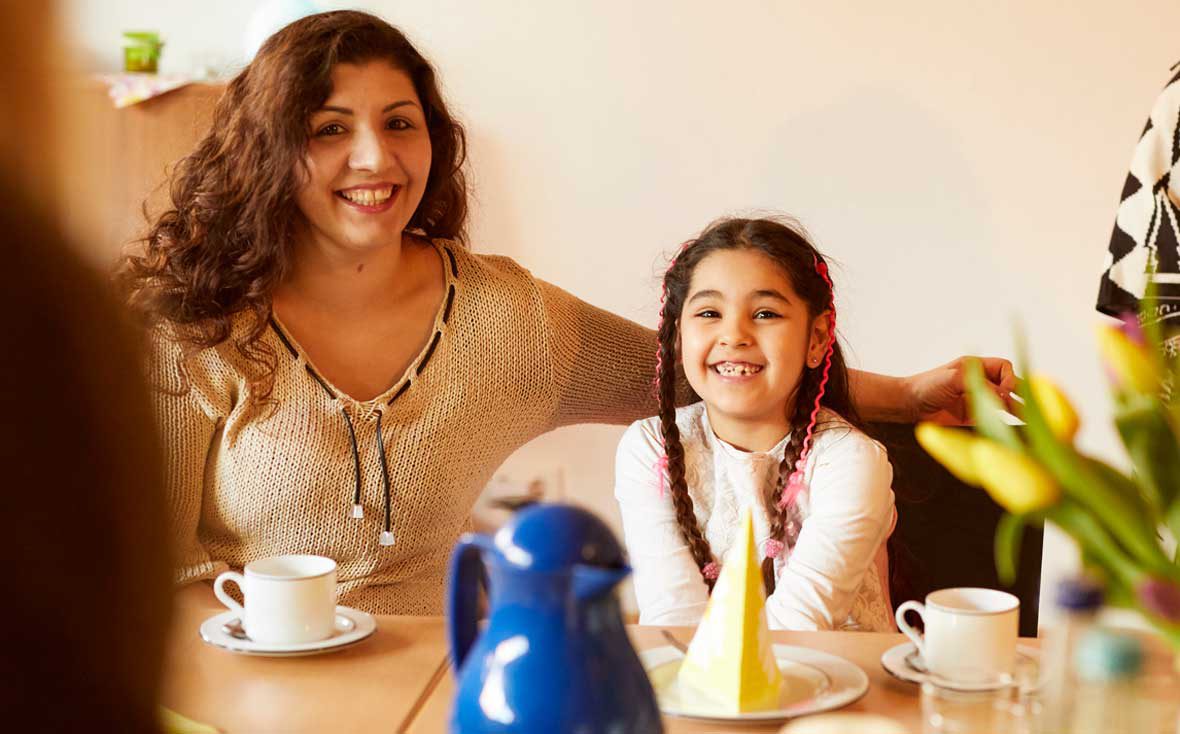 Angelina und ihre Tochter freuen sich auf den Kuchen
