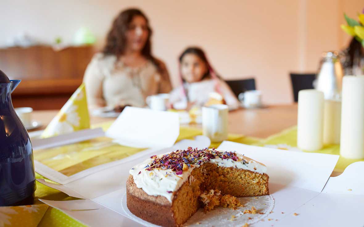 Der Kuchen ist angeschnitten und steht auf dem Tisch
