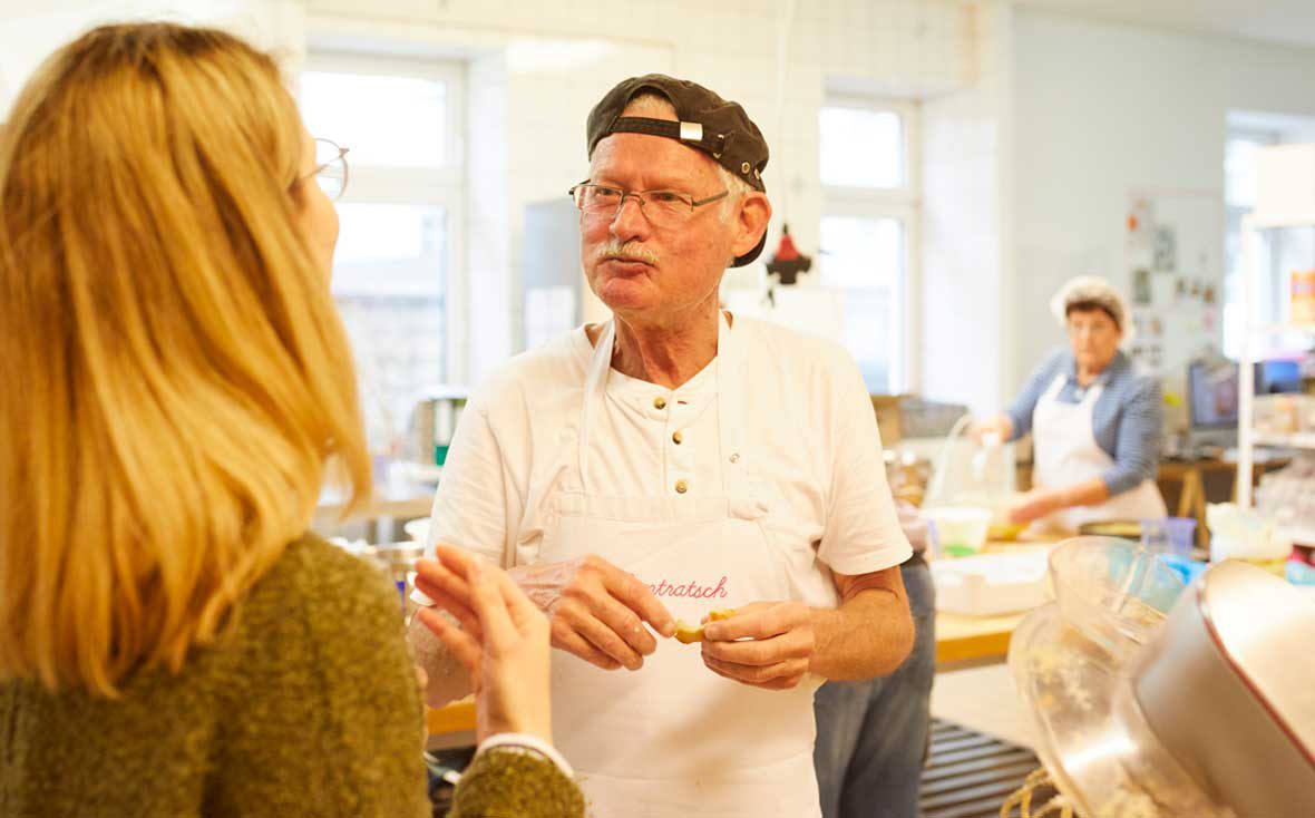 Zu Besuch bei Kuchentratsch: Opa Norbert isst ein Stück Kuchen