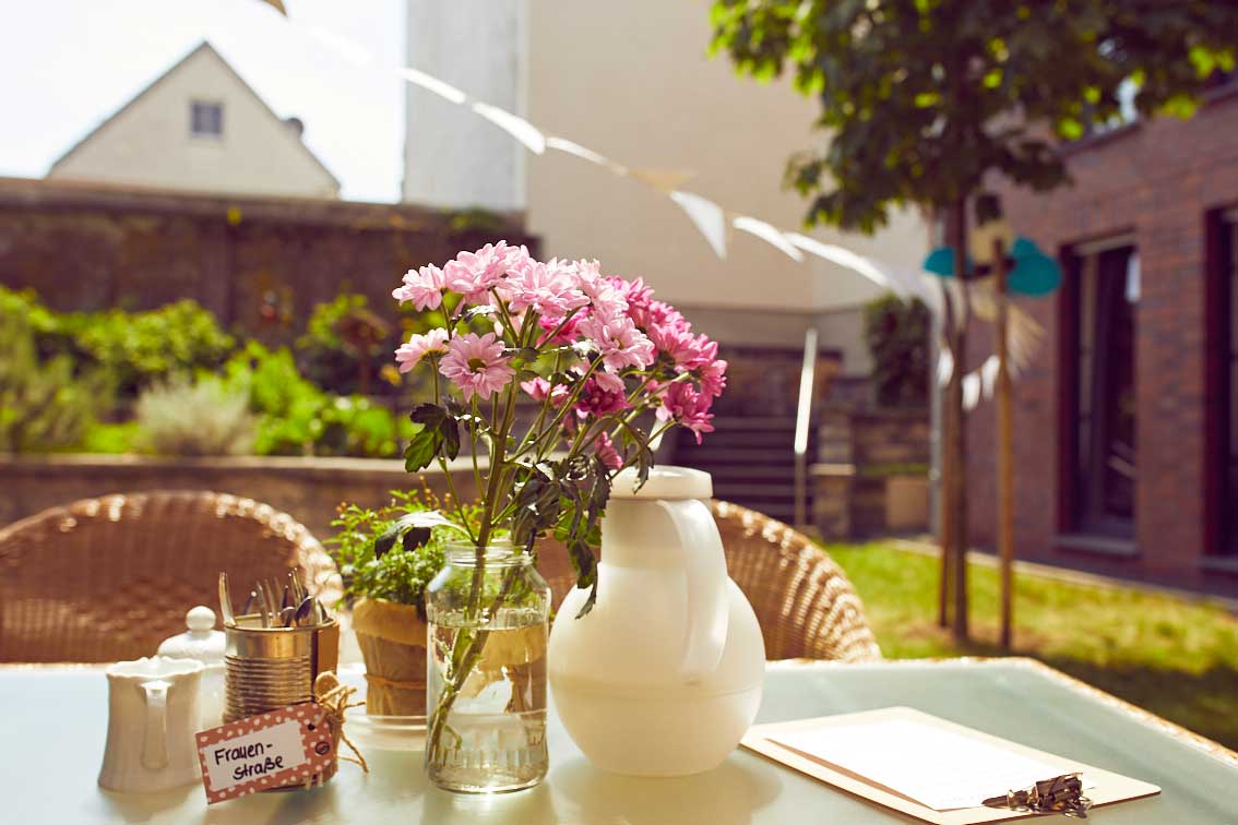 Blumen stehen auf dem Tisch im Garten-Café des Mehrgenerationenhaues Mathildenstift in Münster.
