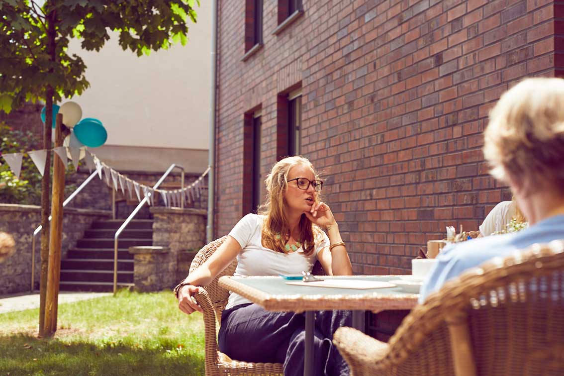Quartiersmanagerin Nadin Linz im Gespräch mit Marianne Paschen im Garten-Café des Mehrgenerationenhaues Mathildenstift in Münster.