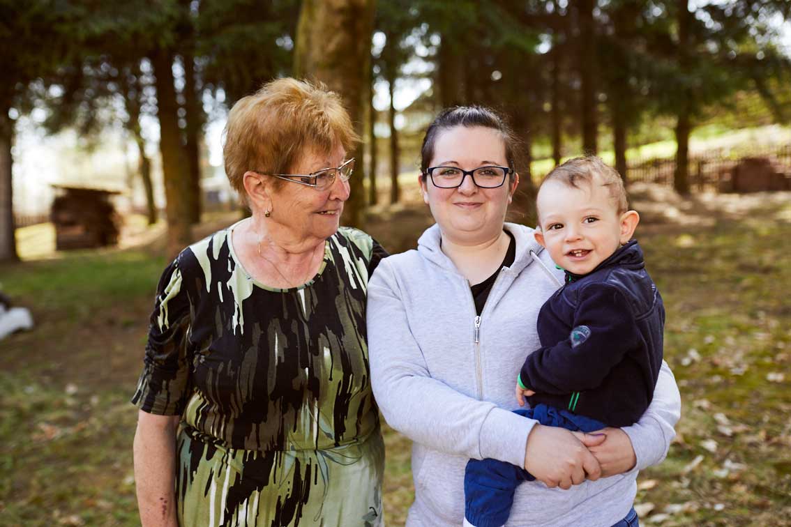 Kleinkind Phil mit seiner Mutter und einer älteren Frau.