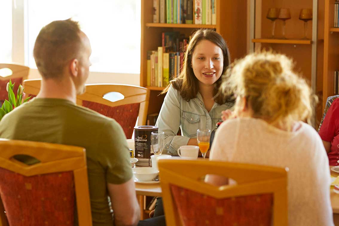 Quartiersmanagerin Sarah Meyer am Tisch beim Kreativfrühstück in Schwarzenberg.