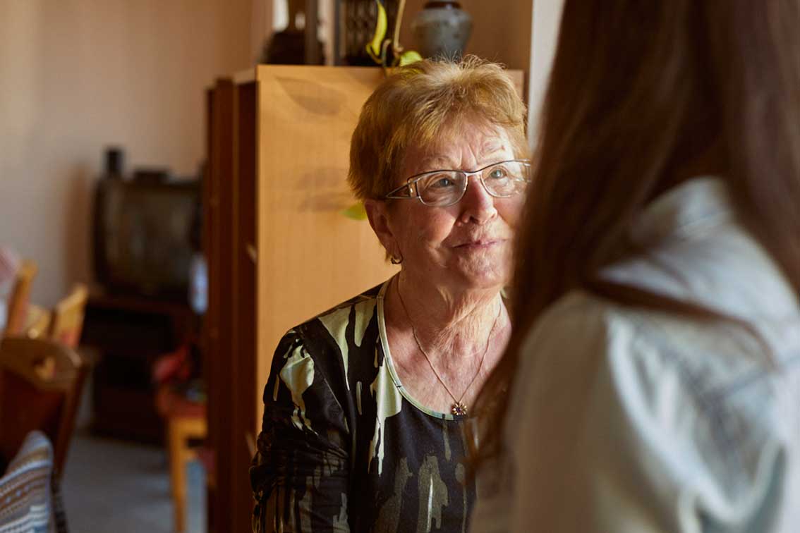 Eine ältere Frau im Gespräch mit Quartiersmanagerin Sarah Meyer.