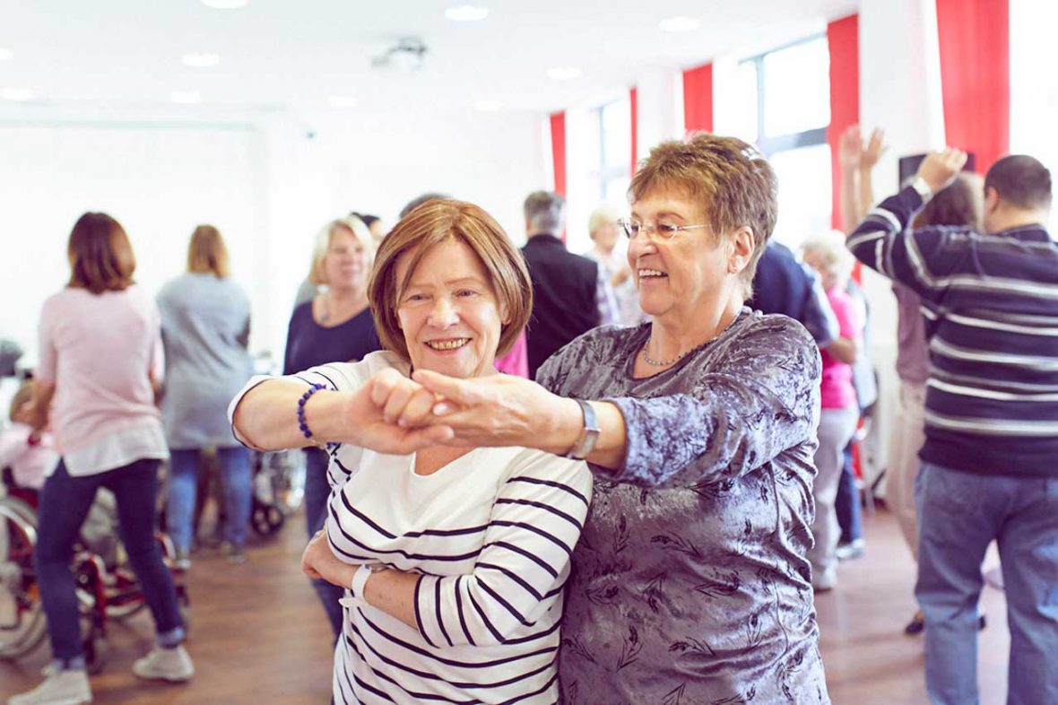 Zwei Frauen tanzen beim Tanztee im Stadtteilzentrum in Hamm.