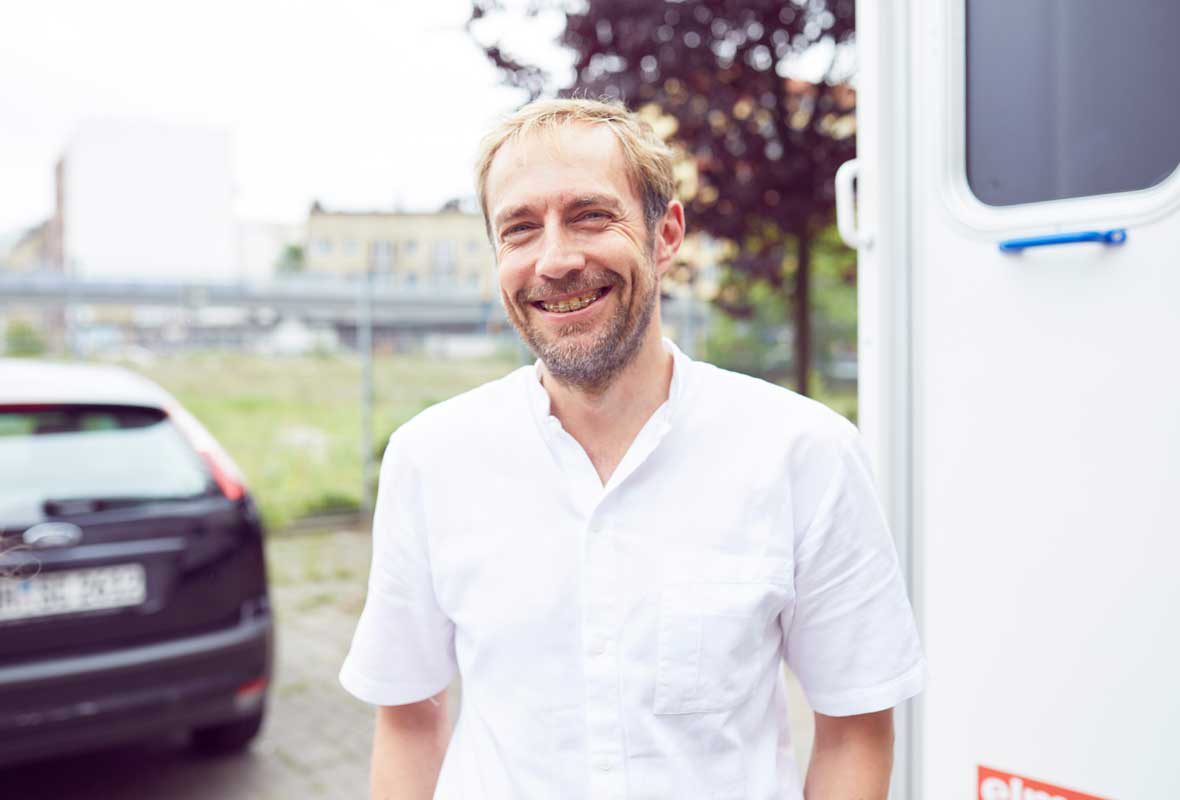 Zahnarzt Dr. Uphoff ist ehrenamtlich für das Zahnmobil der Caritas Hamburg unterwegs.