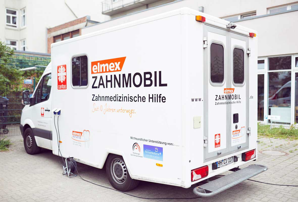 Das Zahnmobil der Caritas in Hamburg vor der Obdachlosen Aufenthaltsstätte Herz As