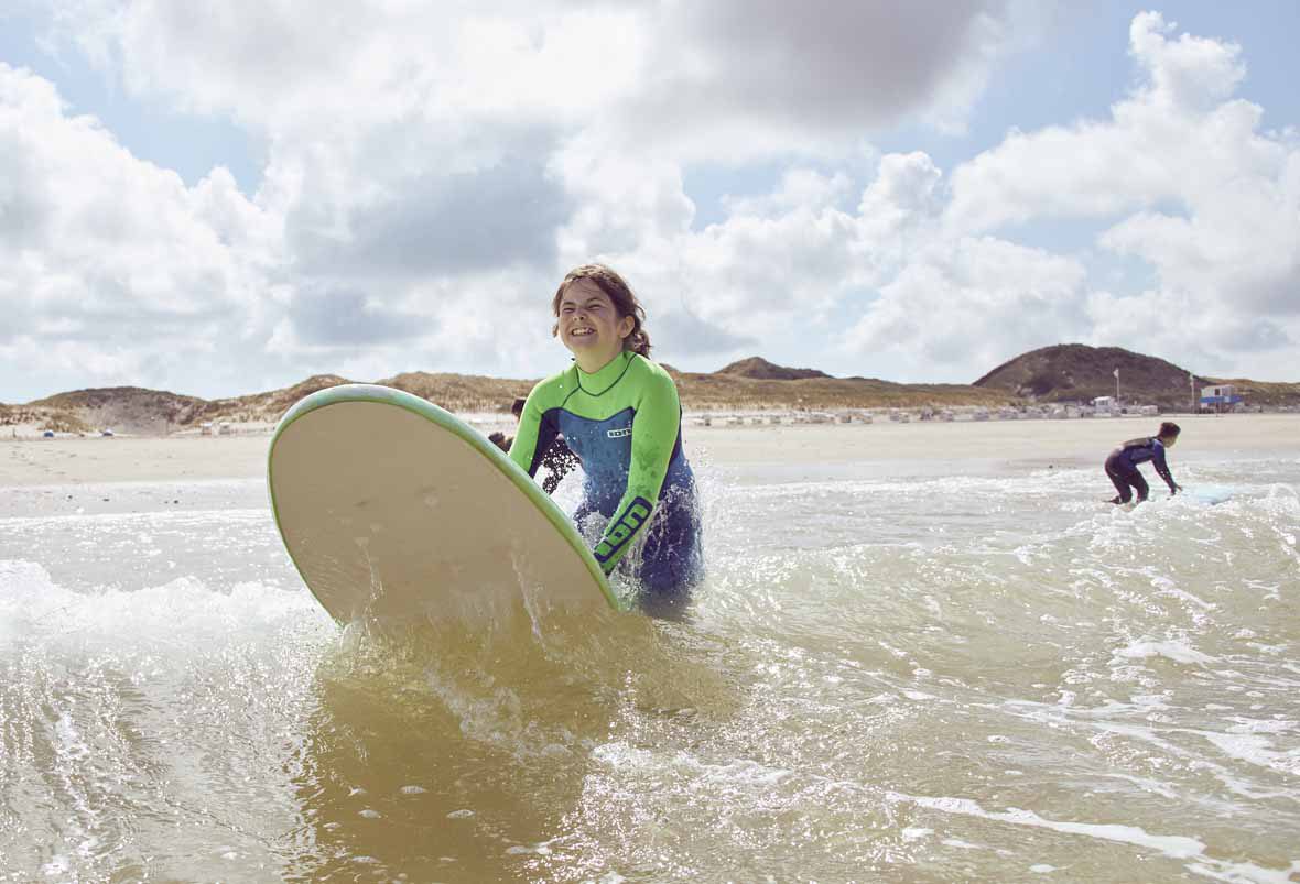 Im Rahmen der Kinderreisen lernen Jungen und Mädchen diesen Sommer im Surf-Camp auf Sylt wie man die Wellen bändigt