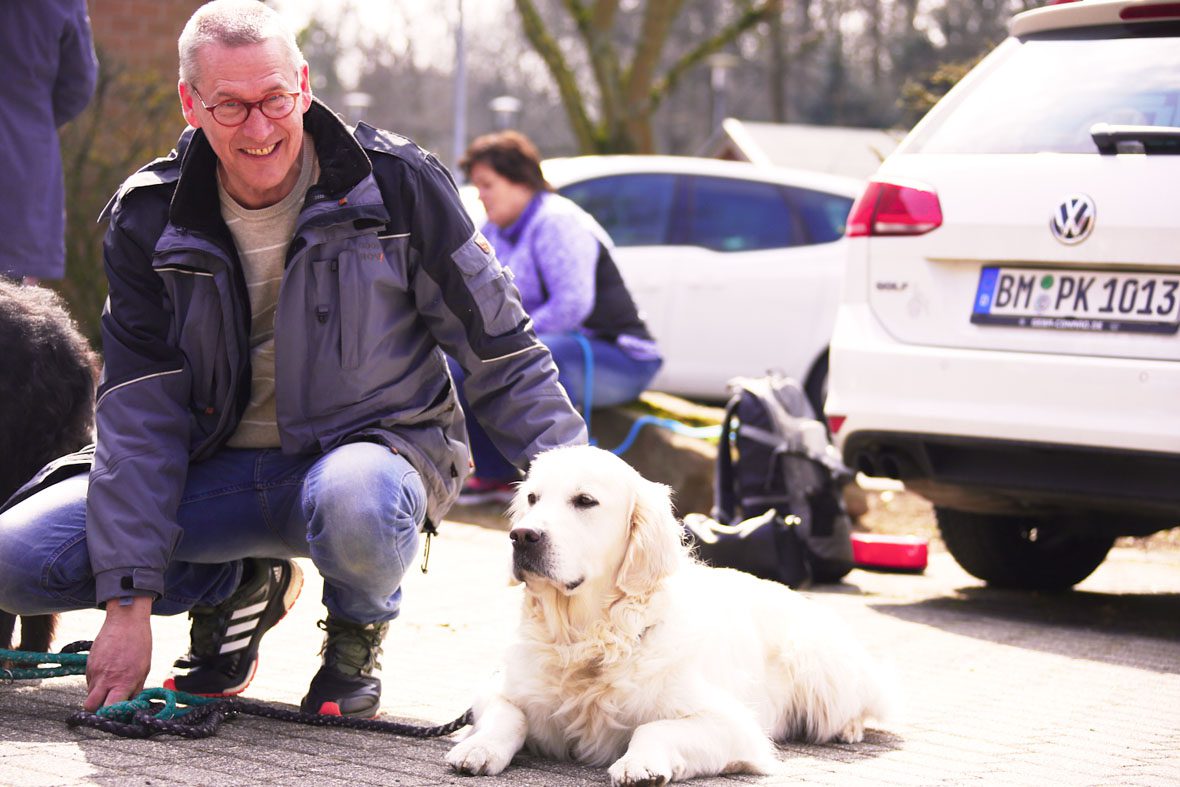 Kursteilnehmer Alfred mit seinem Golden Retriever Kalle.