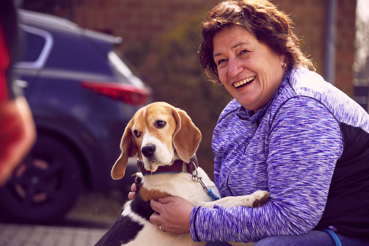Eine Teilnehmerin des Qualifikationskurses mit ihrem Hund.