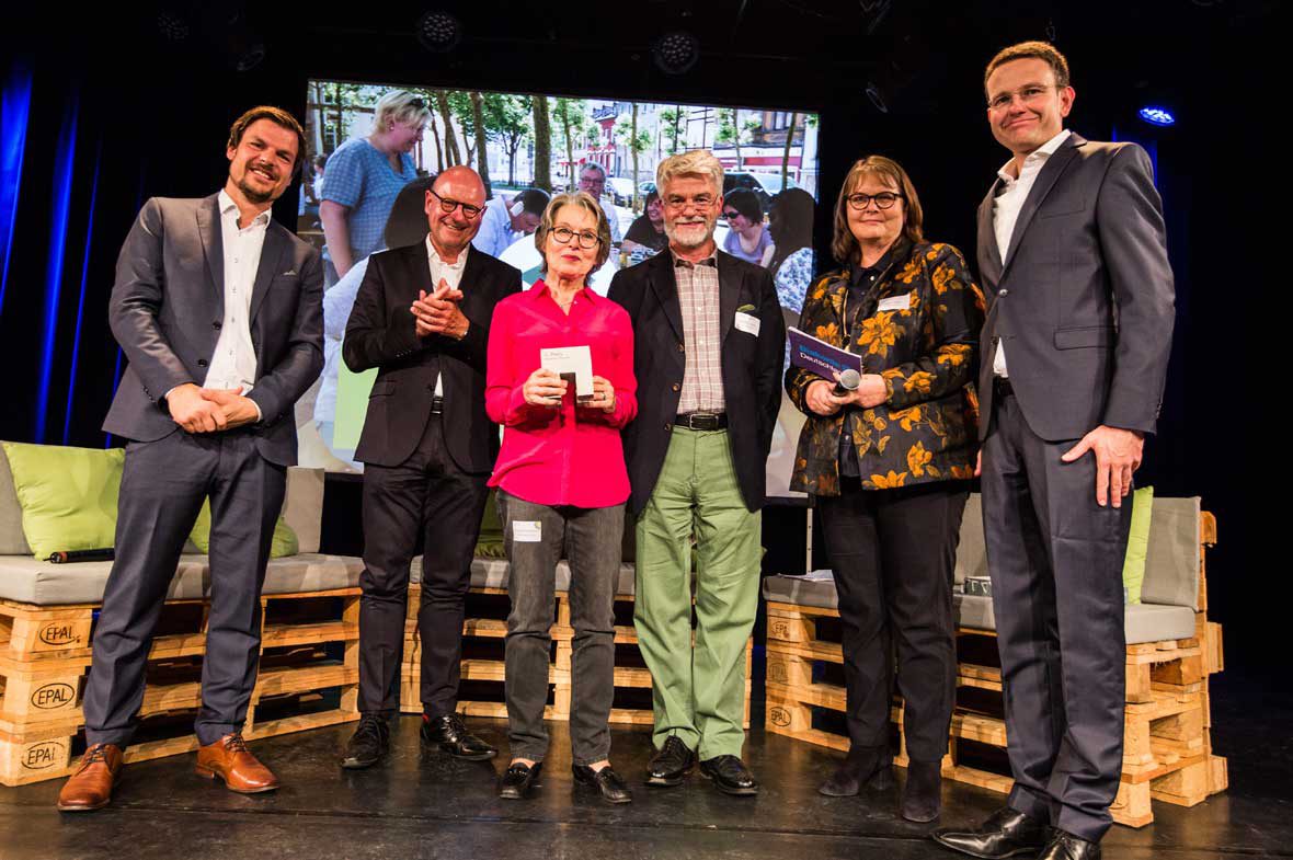 Christian Kipper, Geschäfstführer der Deutschen Fernsehlotterie und der Stiftung Deutsches Hilfswerk, überreichte Liselotte Hartmann vom Projekt Nauwieser Picknick den Deutschen Nachbarschaftspreis für den dritten Platz.