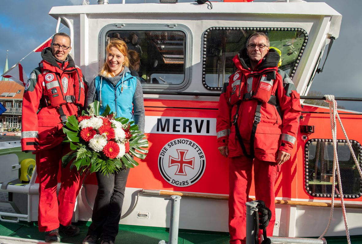 Larissa Buck (Leiterin Lehrbetrieb der Seenotretter-Ausbildungsstation Neustadt), Mandy Schmidt (Taufpatin und NDR-Radiomoderatorin) und Wolfgang Behnk (Vormann der Seenotretter-Ausbildungsstation Neustadt), Foto: Die Seenotretter – DGzRS, David Hecker