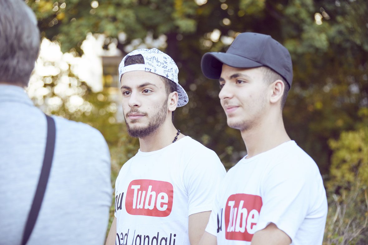 Ahmed und Tawfik mit ihren YouTube-Shirts.