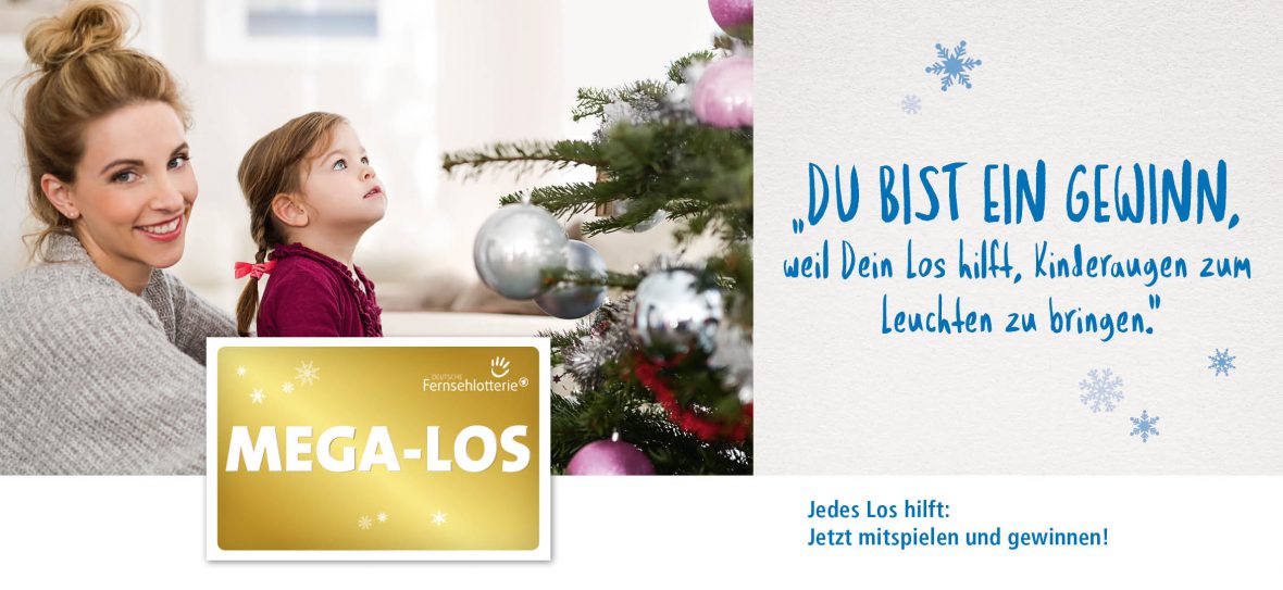Frau mit Kind am Weihnachtsbaum