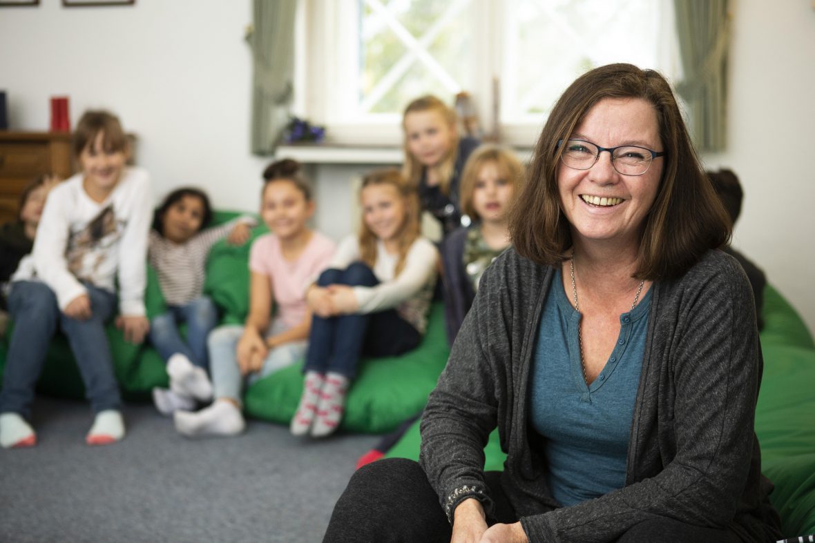 Projektkoordinatorin der Kinderhilfe e.V. mit Geschwisterkindern im Nachsorgehaus in Bad Malente