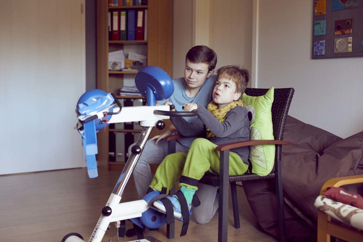 Erik unterstützt seinen jüngeren Bruder Filip am Thearpiegerät.