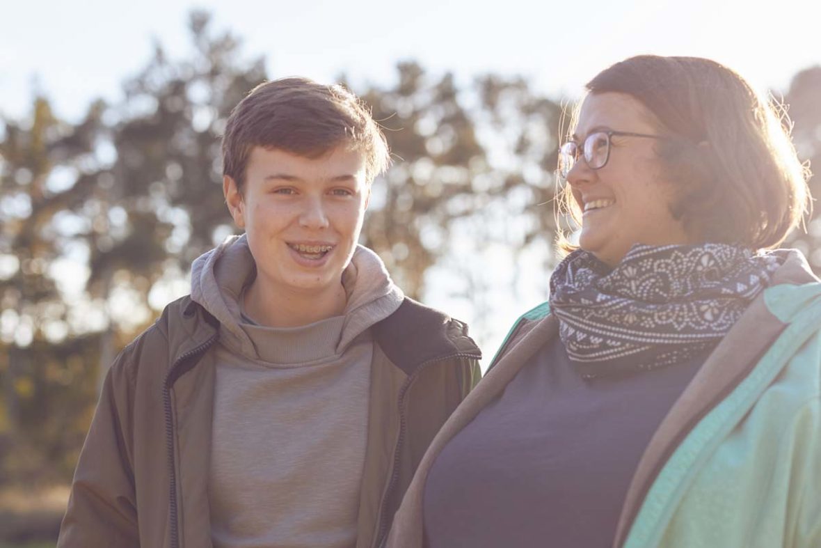 Erik mit seiner Mutter Nadine Burdach. Beide lachen.