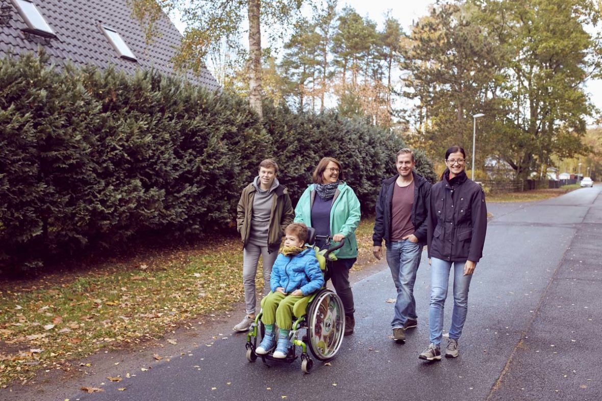Familie Burdach geht spazieren, mit dabei ist auch Anja Schwinghoff von den Johannitern.
