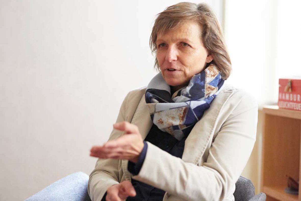 Bettina Kriegel erzählt ihre Geschichte und hat die linke Hand gehoben.