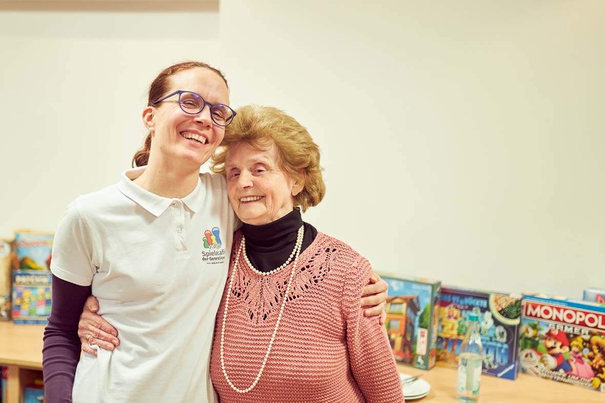 Petra Fuchs steht mit Mathilde Arm in Arm da, die beiden Frauen lachen freundlich in die Kamera.