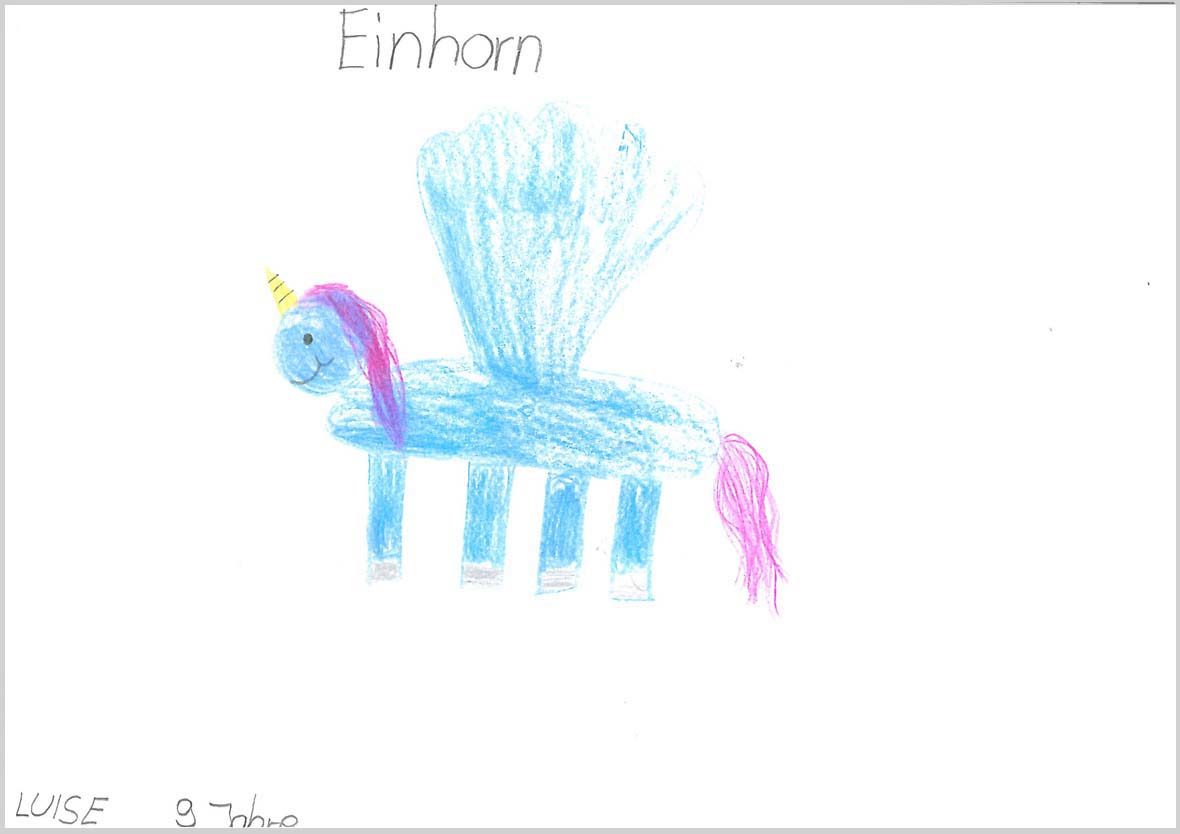 Ein blaues Einhorn ist auf dem Bild zu sehen, es hat vier Beine nebeneinander, zwei große blaue Flügel und eine lila Mähne und einen lila Schweif. Es hat ein gelbes Horn und lächelt.