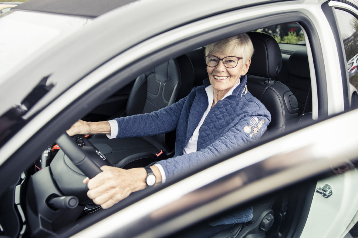Glückliche Gewinnerin mit neuem Opel Adam