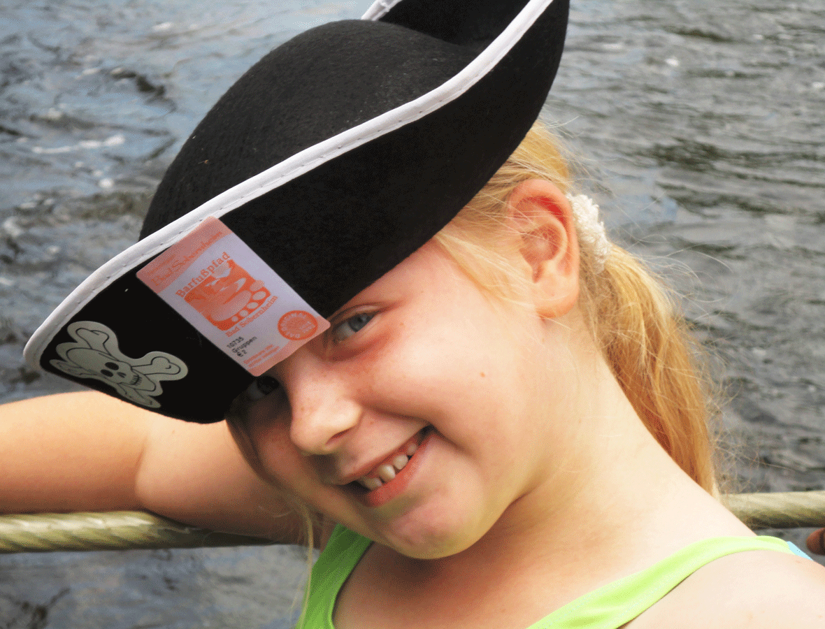 Foto: Ein Mädchen mit einem Piratenhut.