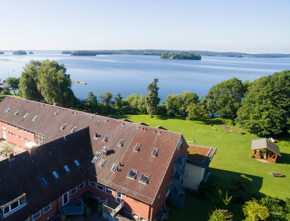 Foto: Die Jugendherberge von Oben mit Blick auf den See.