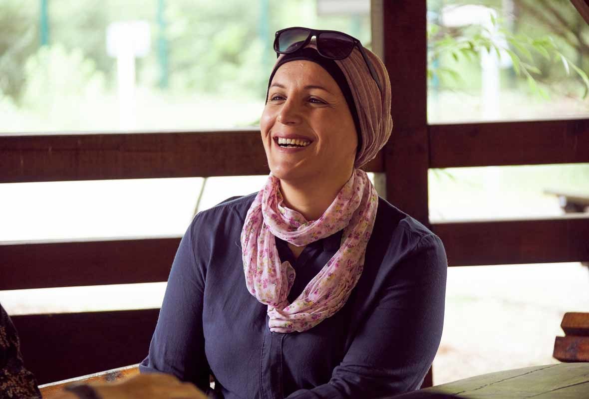 Foto: Eine Frau mit Kopftuch lacht
