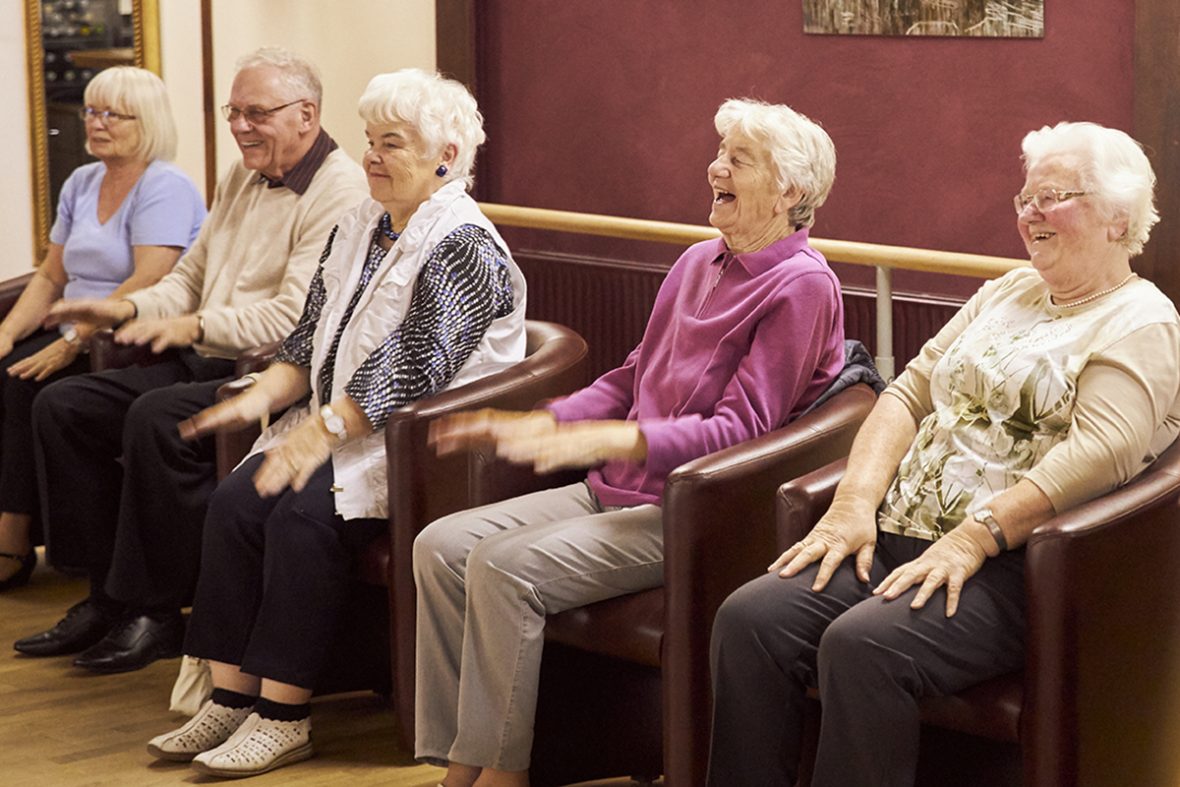 Alle haben Spaß beim tanzen im sitzen