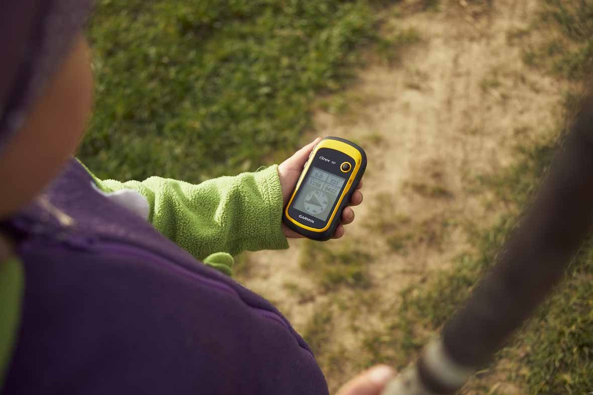 Foto: Ein GPS-Tracker in einer Hand.