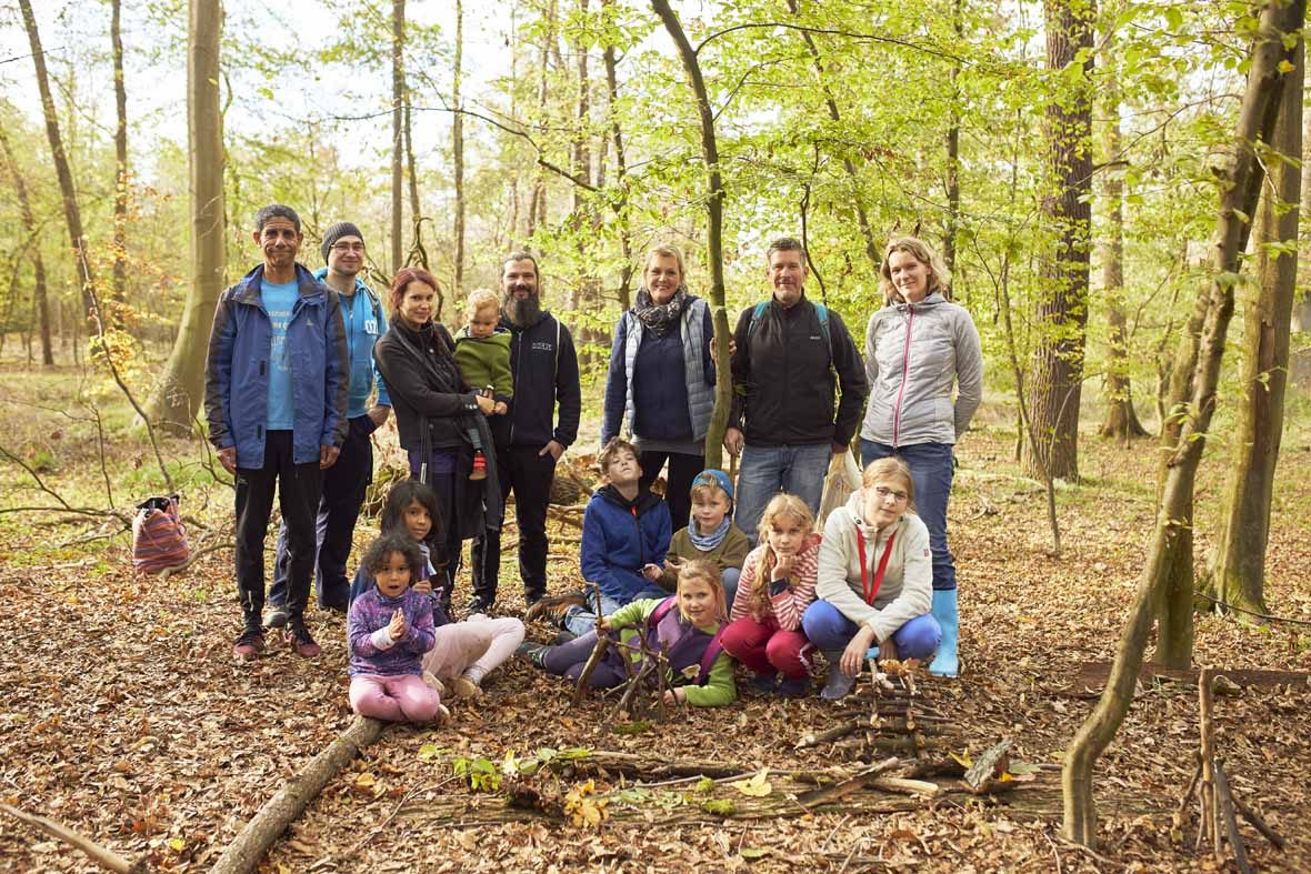 Foto: Ein Gruppenfoto der Wandergruppe im Wald.