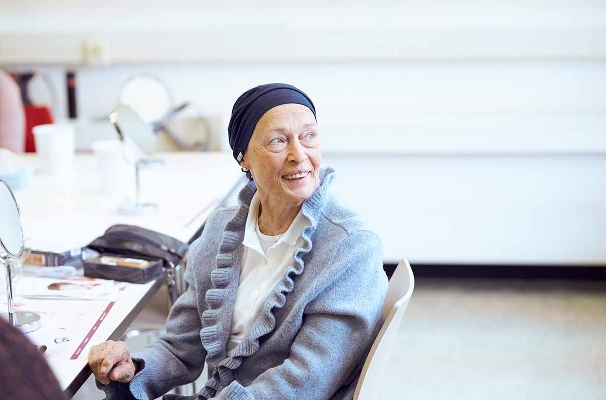 Foto: Eine alte Frau sitzt am Tisch