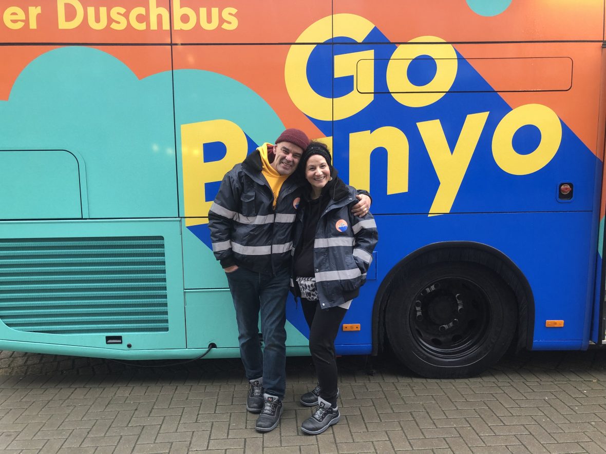 Anselm und Stella, die den Bus betreuen werden über die Förderung der Deutschen Fernsehlotterie bezahlt.