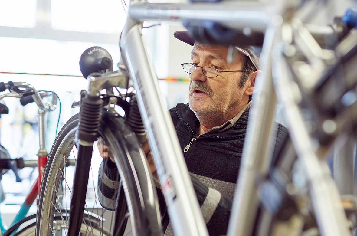 Ein Mann arbeitet an einem Fahrrad.