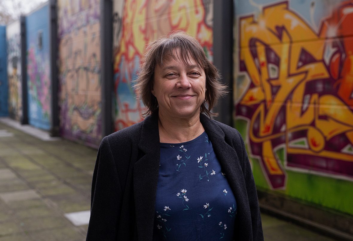 Quartiersmanagerin Maria Herrmann vor einer Graffiti-Wand.