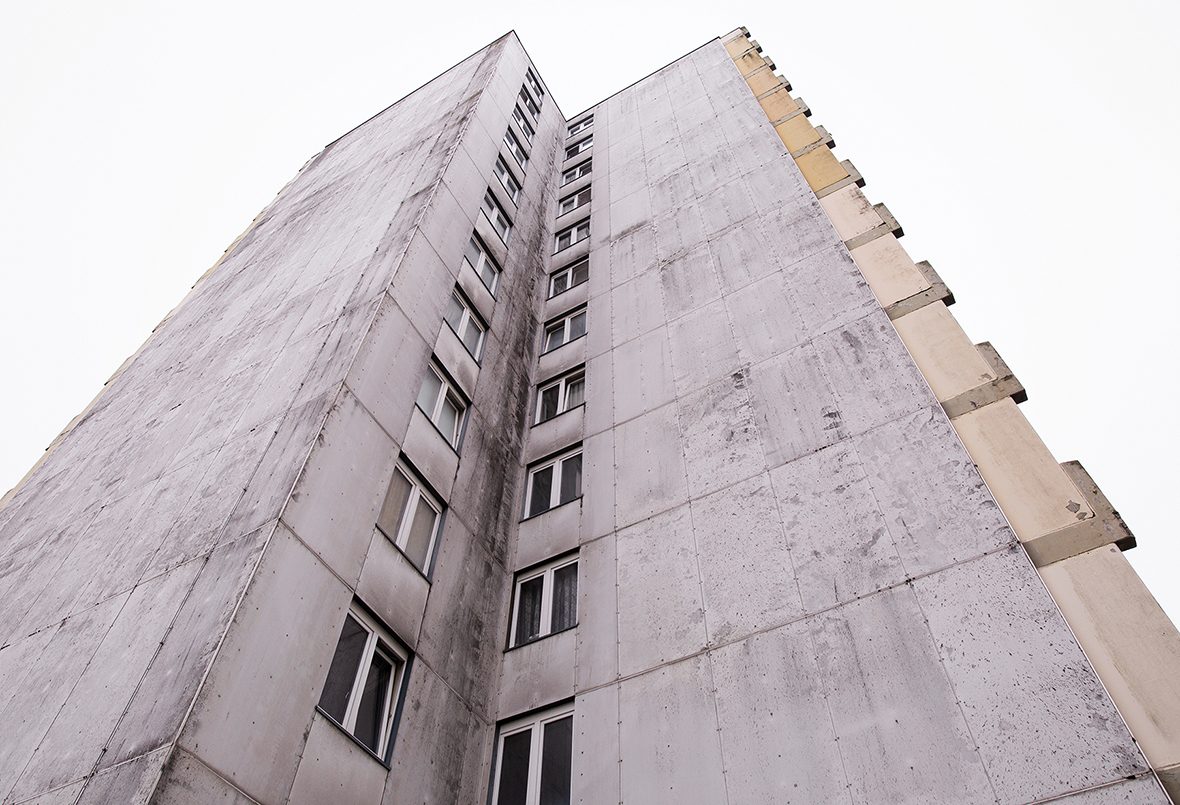 Ein Hochhaus mit grauer Fassade.