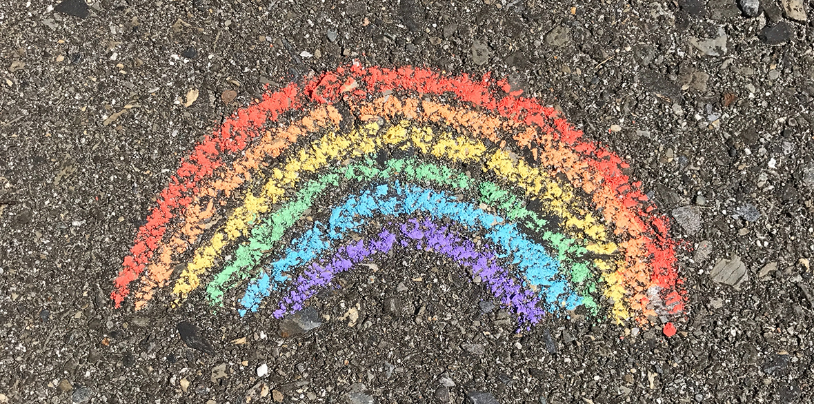 LSBTI*-Themenwoche: Ein Regenbogen ist mit Kreide auf eine Straße gezeichnet.