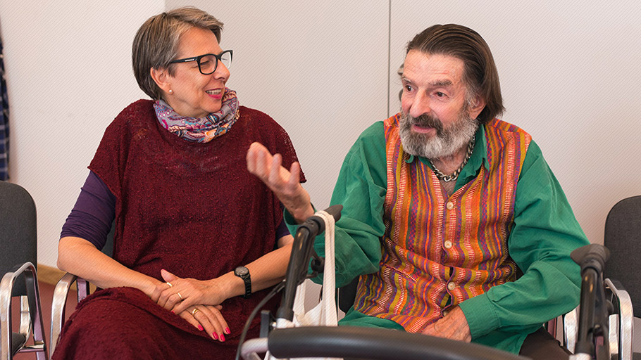 LSBTI*-Themenwoche: Ein älterer Mann aud der Pflege-WG Lebensort Vielfalt in Berlin spricht mit einer Frau