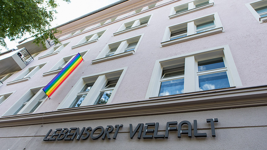 LSBTI*-Themenwoche: Außenansicht von Lebensort Vielfalt in Berlin mit Regenbogenflagge