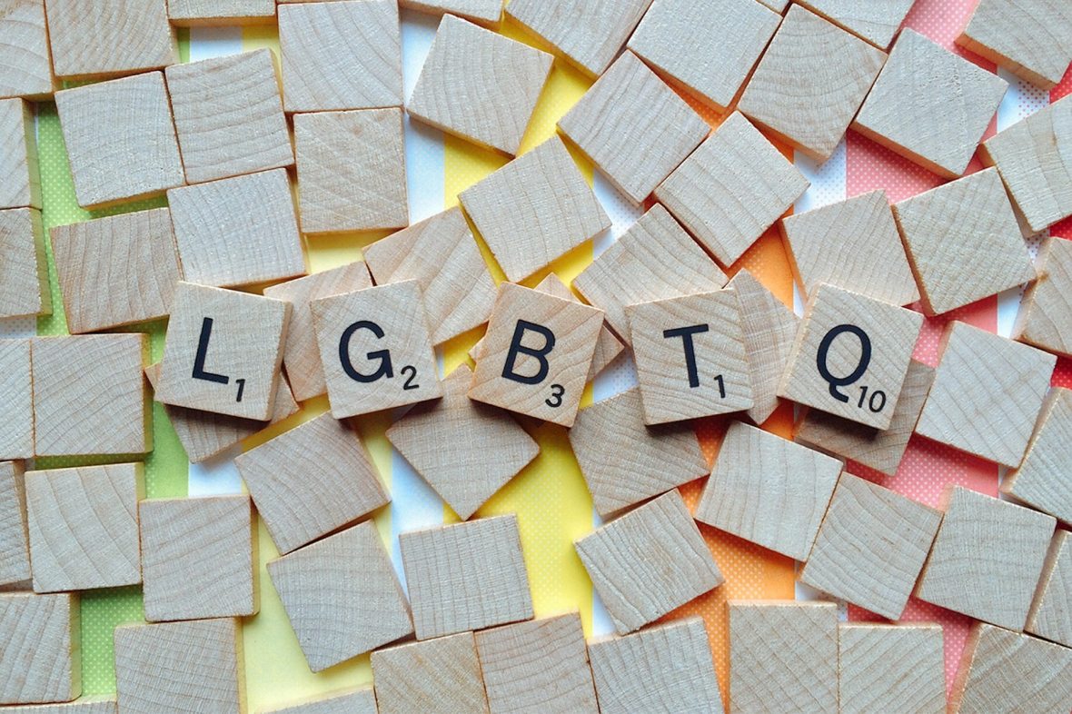 Fünf Scrabblesteine, die die Buchstaben LGBTQ zeigen.