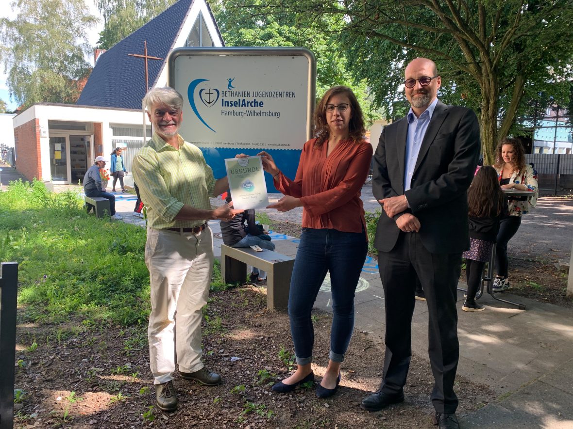 Christian Kipper (links) überreicht die Förderung an Mitte Christin Alena Weisheit, Leitung Insel Arche und Uwe M. Junga, Kaufmännischer Vorstand Bethanien Diakonissen -Stiftung