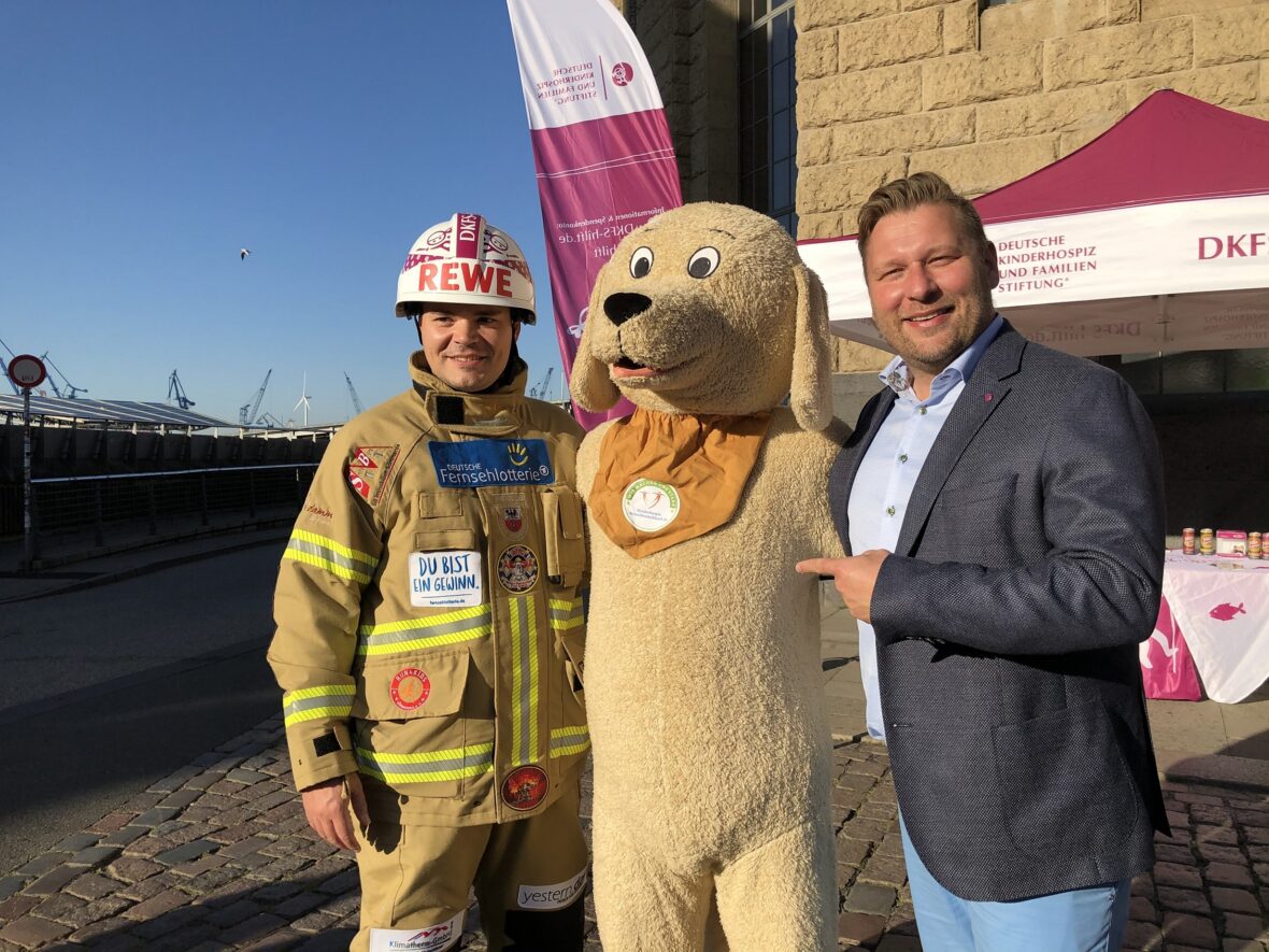Mario Schnepf mit dem Maskottchen Max und Stephan Masch vom Kinderhospiz Mitteldeutschland