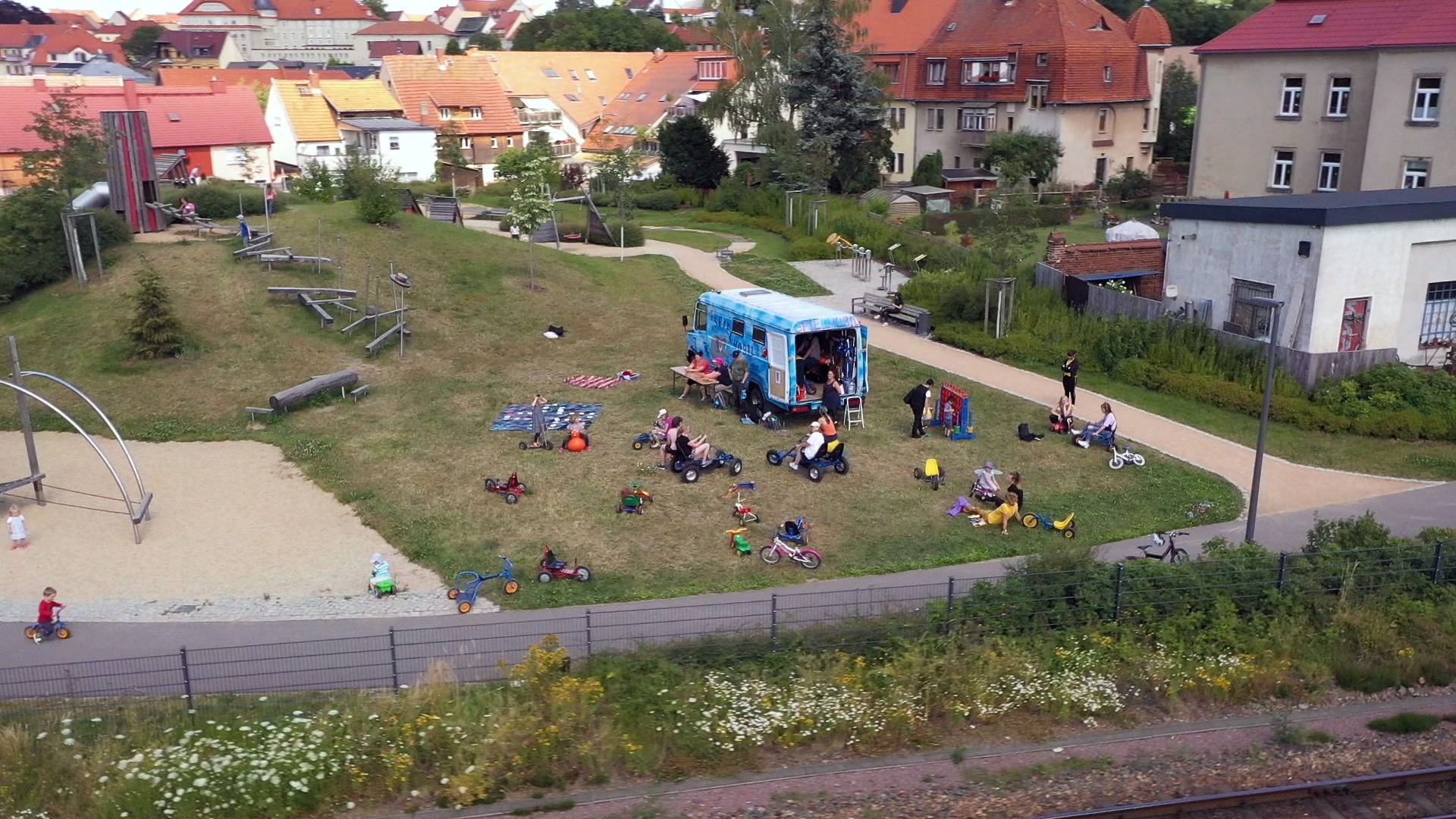 Das Spielmobil ist ein betreuter mobiler Spielplatz und eine Alternative zur konsumorientierten Freizeitgestaltung. Bild: Deutsche Fernsehlotterie