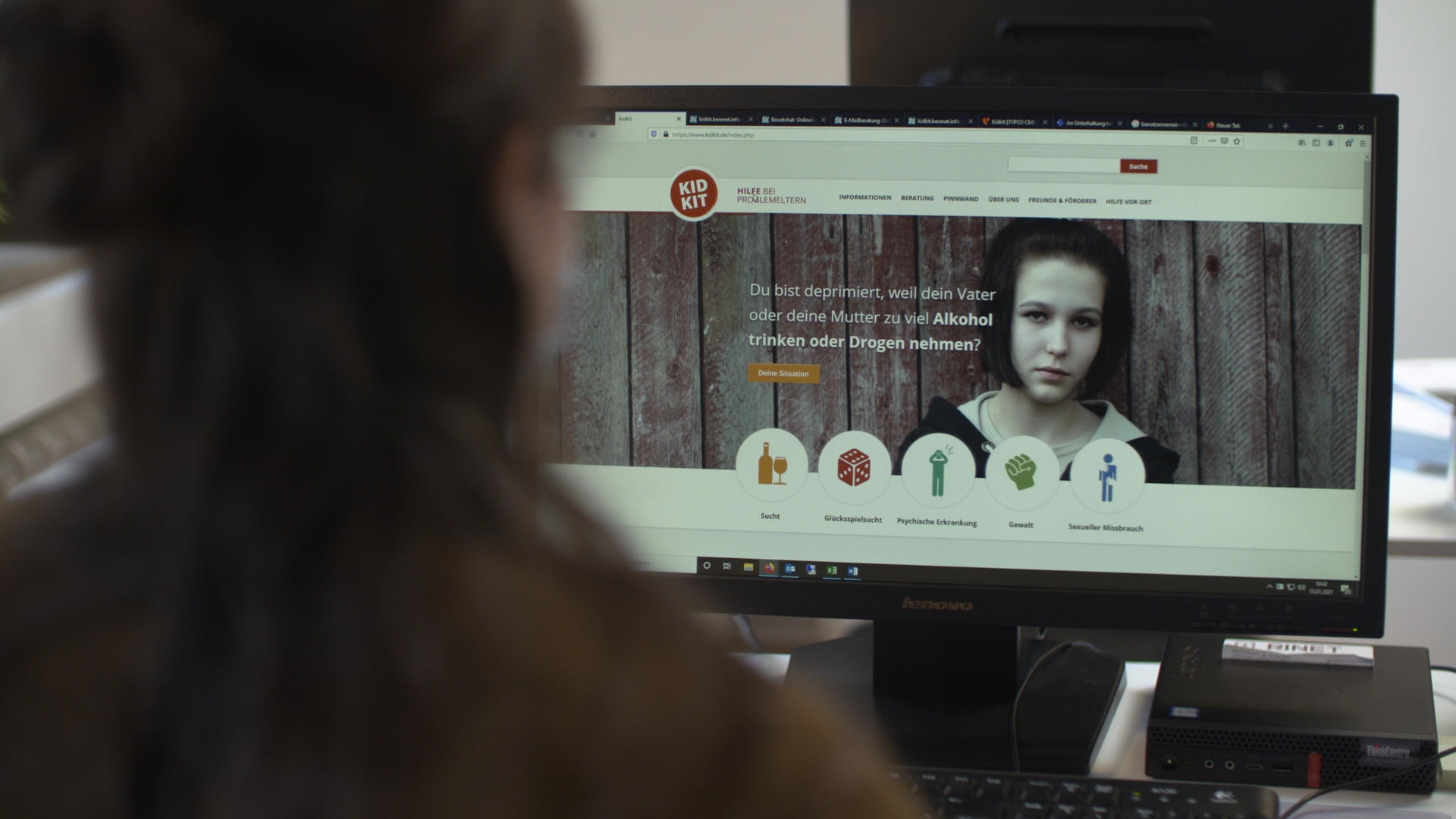 Seit Beginn der Pandemie und der Lockdowns verzeichnet das digitale Hilfsangebot einen sehr hohen Anstieg an Hilfsanfragen zum Thema sexueller Missbrauch und Gewalt.
