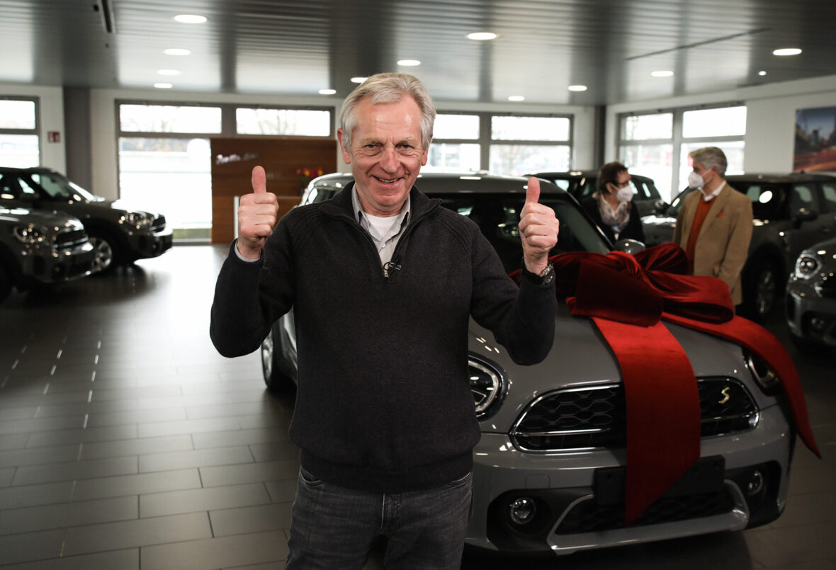 Der Gewinner Jürgen Benecke aus Schnackenburg, Niedersachsen vor seinem neuen Fahrzeug.