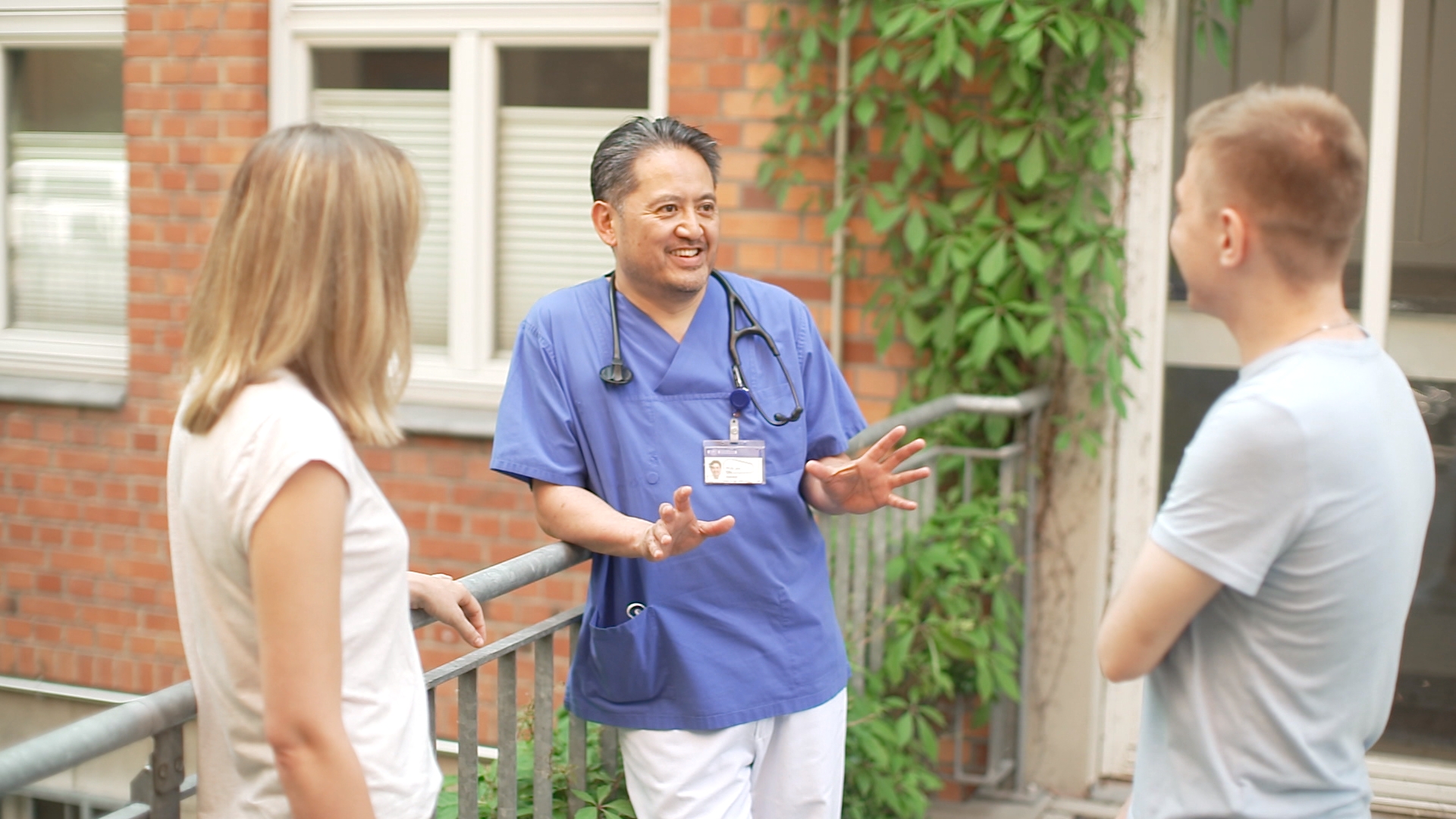 Dr. Jun Oh, Facharzt für Kinder- und Jugendmedizin am UKE und Katharina Sobolewski, die das Projekt der Lilli Korb Stiftung am Nierenzentrum maßgeblich durchführt, im Gespräch mit einem betroffenen Jugendlichen.