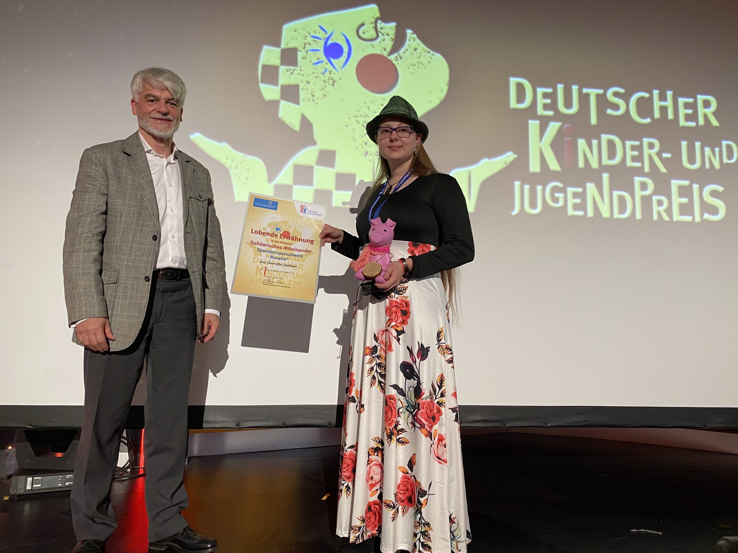 Christian Kipper mit Janice vom Projekt "Spendensparschwein Rosalie", der Gewinnerin der "Lobenden Erwähnung" in der Kategorie Solidarisches Miteinander.